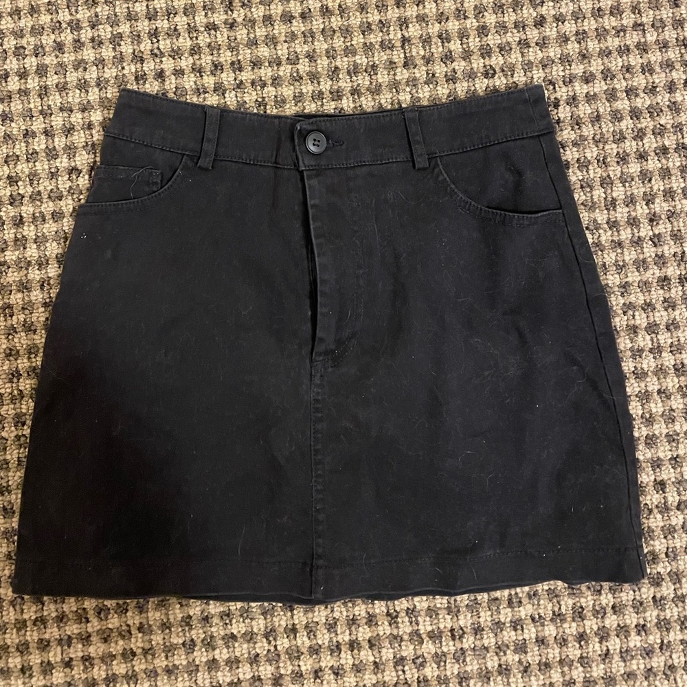 Forever 21 black casual skirt. Size S. Zipper and button on the middle.